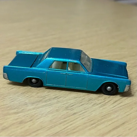No 31 Lincoln Continental Matchbox Car - Picture 2 of 7